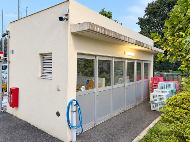 敷地内にゴミ置き場を完備。住戸からゴミを持ち出しやすく、日々の暮らしを支える便利な共用設備です。