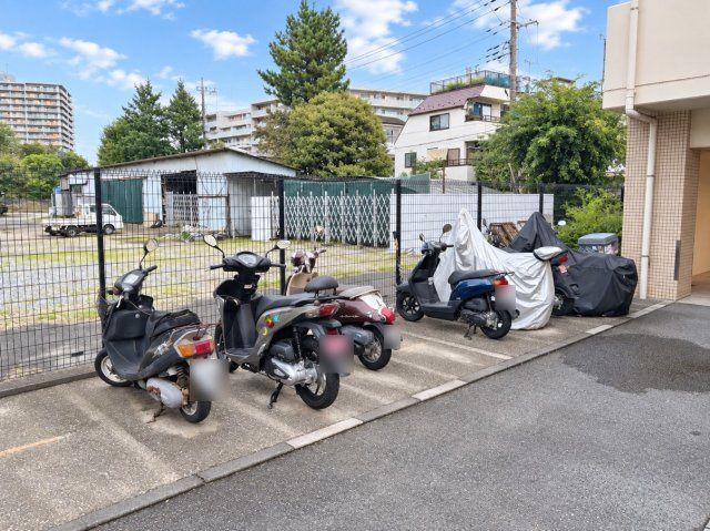 敷地内にはバイク置場もございます。バイクをお持ちの方にも嬉しい共用設備です。