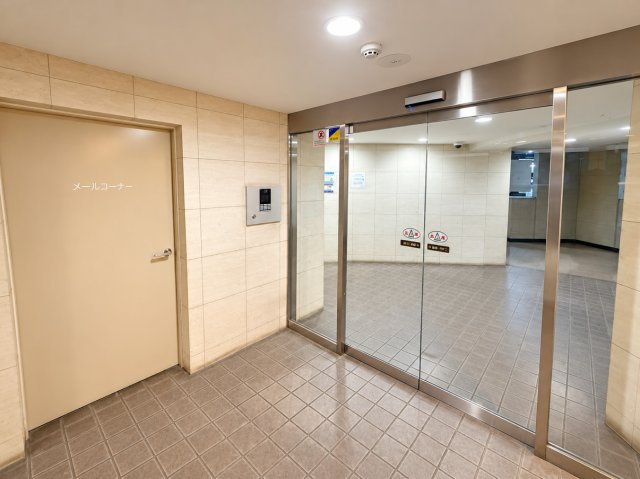 住まいの第一印象をつくるエントランス。オートロックを備え、すっきりとした共用空間です。