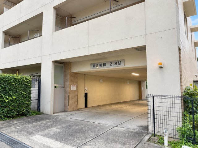 敷地内駐車場の出入口。高さ制限は2.2mで、お車での出入りもしやすい設計です。