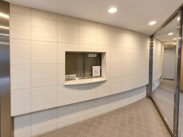 落ち着いた雰囲気に整えられたマンション共用部。室内だけでなく、ぜひ共用部分も現地でお確かめください。