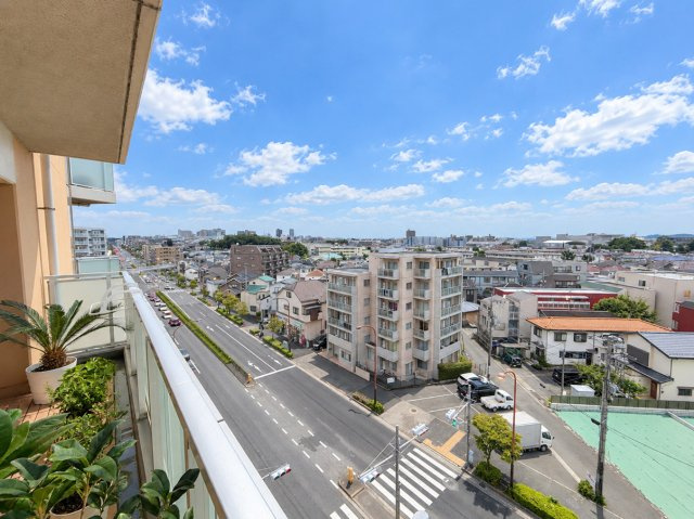 空と街並みが広がる開放的な眺望。バルコニーからの景色を現地でご確認いただけます。