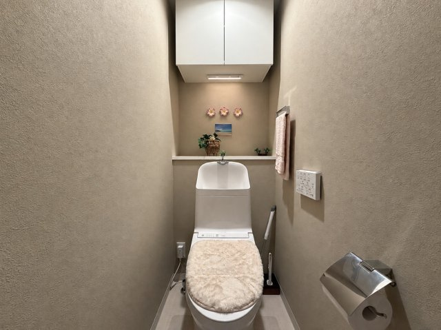 独立した落ち着きのあるトイレ空間。上部収納も備え、生活用品をすっきり収納できます。