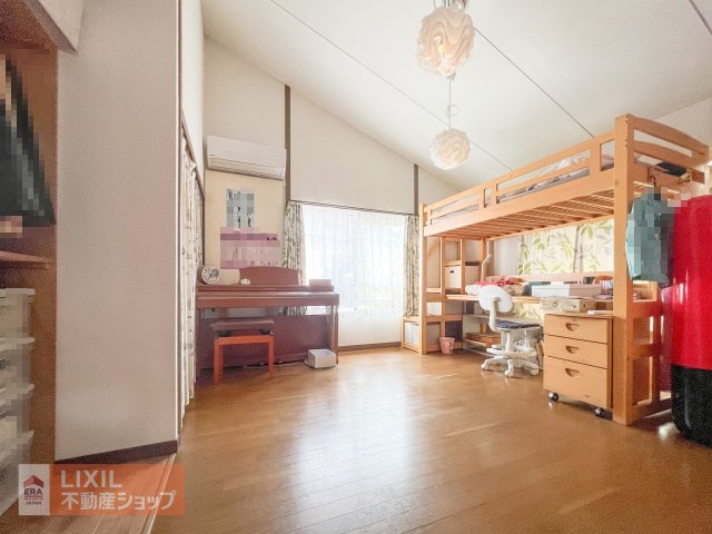 お子様の成長をのびのび見守る、日当たりの良い子ども部屋。