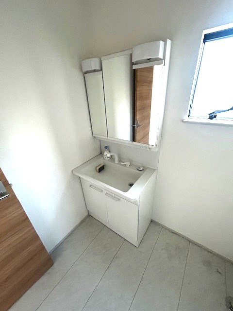 シャンプードレッサーは朝の寝ぐせ直しの強い味方、朝のシャンプーや日々のお手入れにも便利なシャワー付き洗面化粧台です三面鏡仕様ご家族揃って身支度可能なゆとりの洗面室シンプルなスタイルの洗面化粧台です。