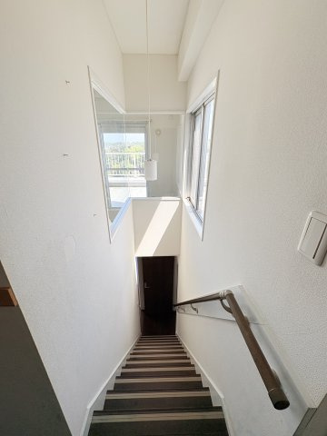 階段に手すりもついており、安全ですね。