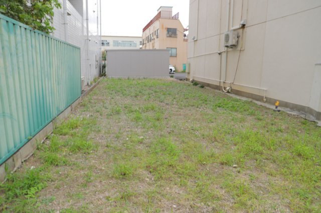 土地の前の道路に消火栓が設置されていることがあります。この場合、道路交通法第45条第1項により、駐車禁止の場所が指定されています。そのため、車庫などの駐車スペースをつくることができない場合があります。