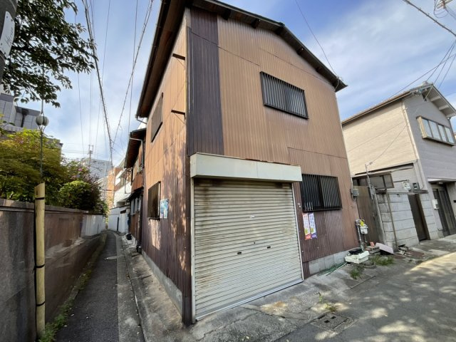 倉庫の外観です。　シャッタ―付きの2階建てになっております。