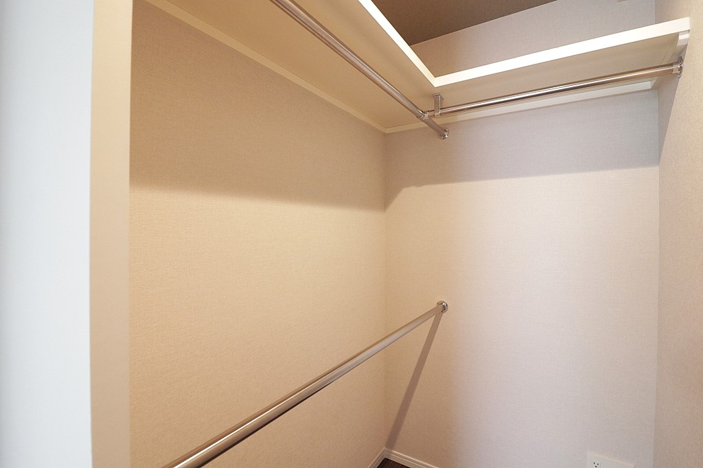 【洋室？：洋室7.1帖】のウォークインクローゼット内です♪　