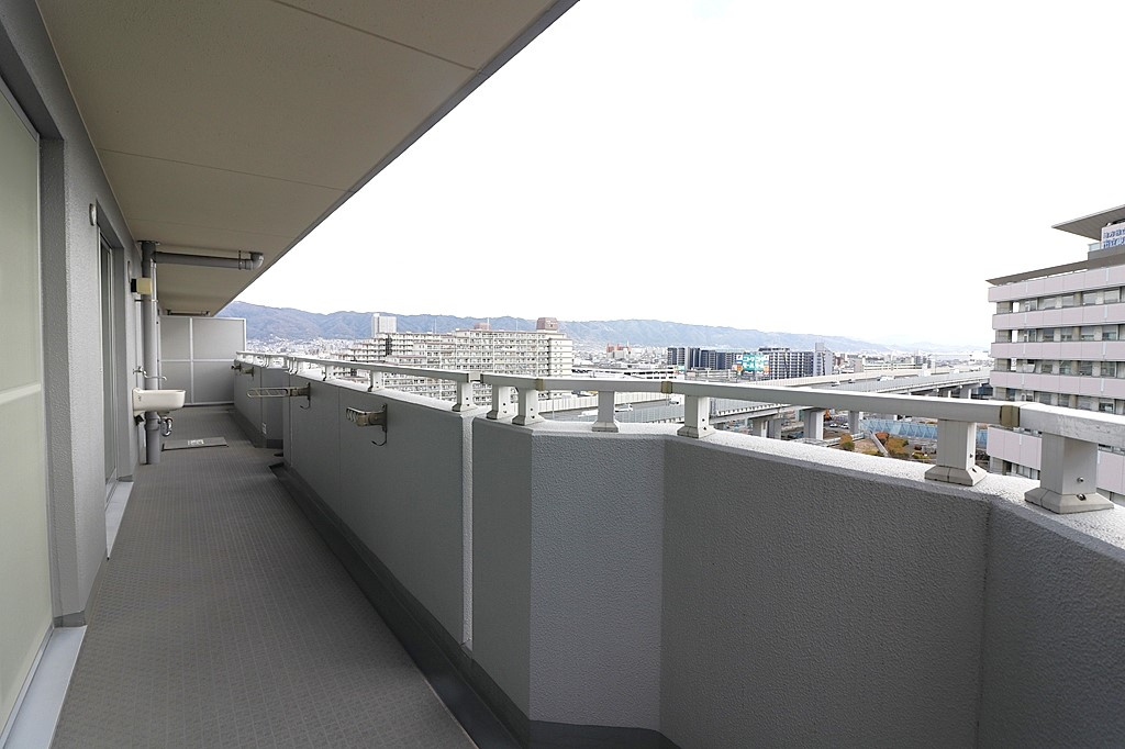 リビングに面した南向きのバルコニー☆スロップシンク完備です☆　