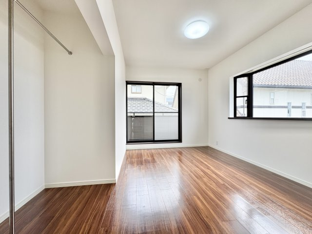 2階　約6帖の洋室は二面採光で明るく、収納も備わっておりますのでお子様のお部屋にいかがでしょうか☆