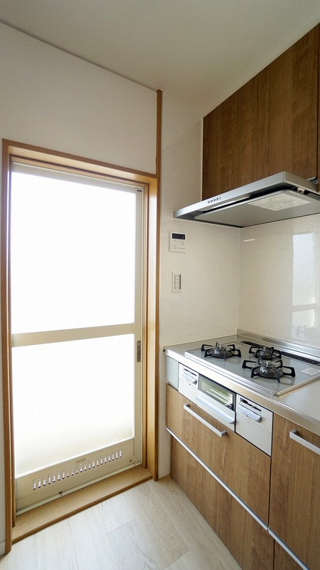 3くちガスコンロ　外へ出入りできる勝手口ドアつき