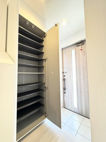 シンプルで清潔感のある玄関スペース。来客を気持ちよく迎えられる落ち着いた雰囲気で、家族の靴もしっかり収納できるスペースを確保。戸建ならではのゆとりある玄関で毎日の出入りも快適です。