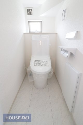 窓付きのトイレスペース。換気環境も良好です。