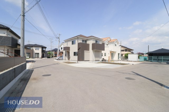 駐車や切り返しも楽々6ｍ道路です♪周辺環境は大切な要素ですので、道幅や駐車など、現地でしっかりとご説明させていただきます。