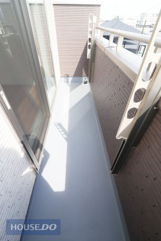 物干し付きの広々バルコニー。スペースを有効活用して、洗濯もはかどりますね！