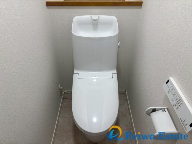 壁掛けタイプの温水洗浄便座付きです◎