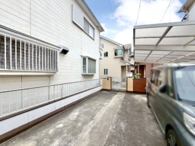 ■外観｜道路から離れた場所に住まいが位置しているので小さいお子様が遊んでいても車と接触の心配いらずで安心です♪