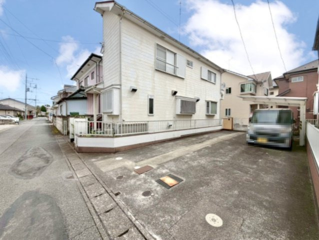 ■外観｜周囲の見渡しが良く、車の出入りの際も安全確認がしやすいため、小さなお子様がいるご家庭でも安心です。
