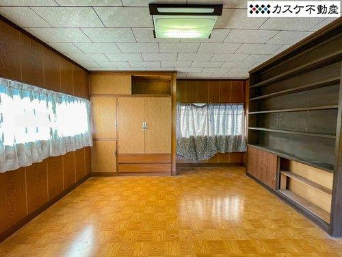2階南側8帖の洋室。備え付けの収納も充実した3面採光の1室です。