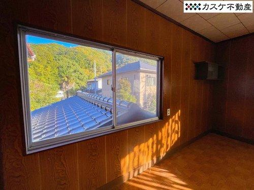 2階南側8帖の洋室からの眺望。窓から見える山々で四季を感じられます