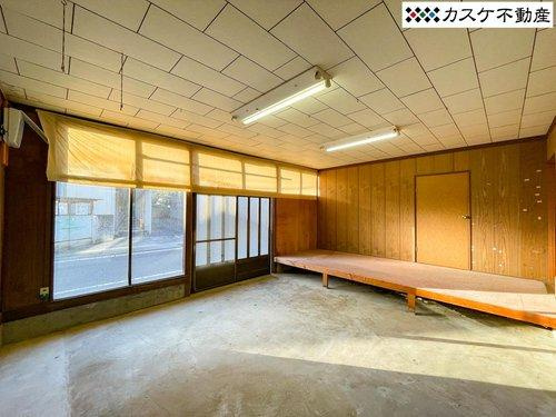 1階13.5帖の店舗部分。土間になっているので、趣味スペースや倉庫としてバイクなども置ける広々空間。