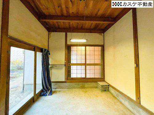 建物北東側の1室。お庭とダイニングキッチンから出入りができる便利な1室。ガーデニング用品などをしまう倉庫にしたり、雨の日には室内乾しをしたりと使いがっての良い1室。