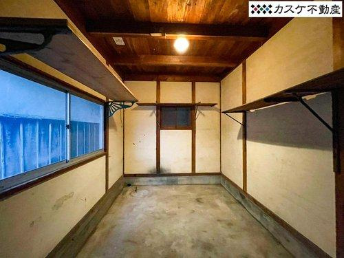 シャッター付きの車庫。玄関のすぐ横にあり、外を通らなくても玄関に行き来できるようになっています。