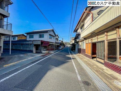 広々とした西側道路。運転が苦手な方でも安心です。