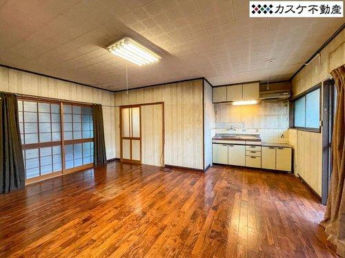約11帖の広々としたダイニングキッチン。テーブルを置いてもゆとりある空間です。火がりての扉には、倉庫や家事室として使える土間空間が。お庭で収穫した野菜の保管にも便利！