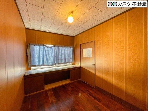 玄関横の3.8帖の応接間。店舗にも出入りができますので、仕事スペースとしても利用いただける、ちょうどいいコンパクトな一室。西向きで日当たりも良好です