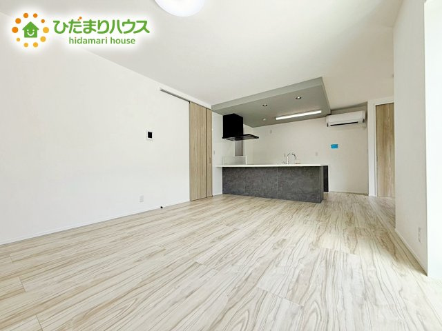 自然光が広がる心地よいリビングは家族の憩いの空間です。