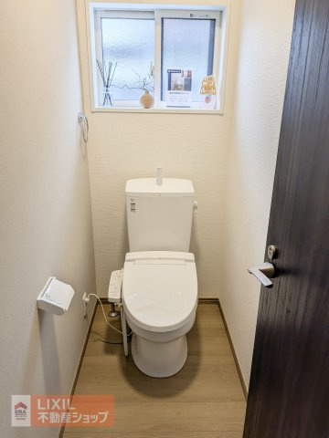 【トイレ】現地完成写真。温水洗浄暖房便座付き。2階にもトイレがございます。