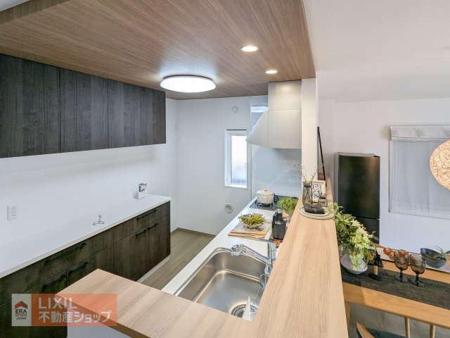 【カウンターキッチン】現地完成写真。カウンターキッチン。