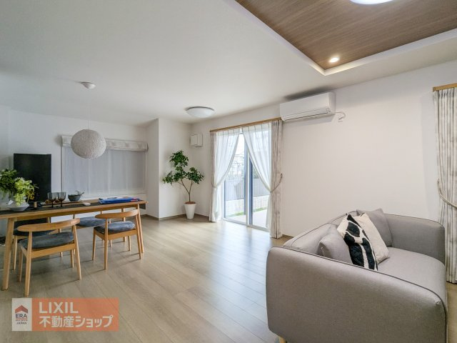 【リビングダイニング】現地完成写真。家族で過ごせるくつろぎの空間。