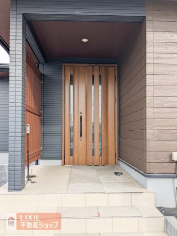 【エントランス】現地完成写真。ゆったりとした玄関。奥行きのあるポーチで雨の日も安心です。