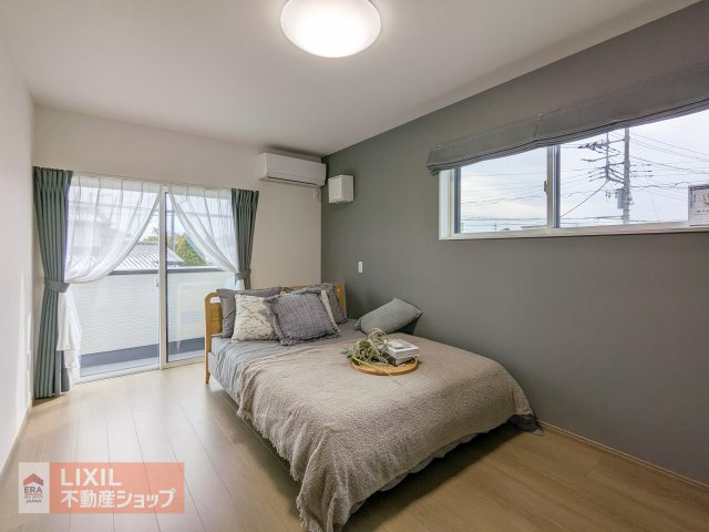 【寝室】現地完成写真。明るい採光の入る主寝室は広めの間取りになっております。