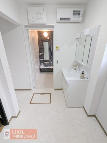 【脱衣所】現地完成写真。洗面脱衣所はゆったりとしたスペースで使いやすいです。