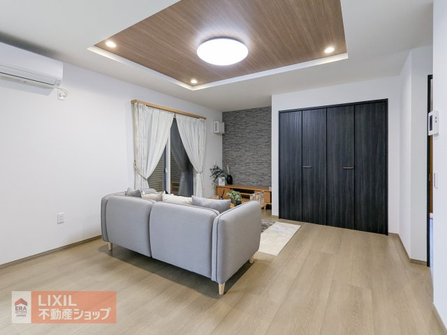 【リビング】現地完成写真。明るい日差しの入るリビングで家族団らん♪