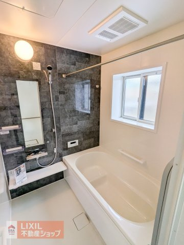 【浴室】現地完成写真。一坪風呂でお子様と一緒でもゆったりと寛げます。