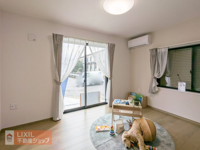 【洋室】現地完成写真。角部屋で陽当たりや通風が心地よいですね♪