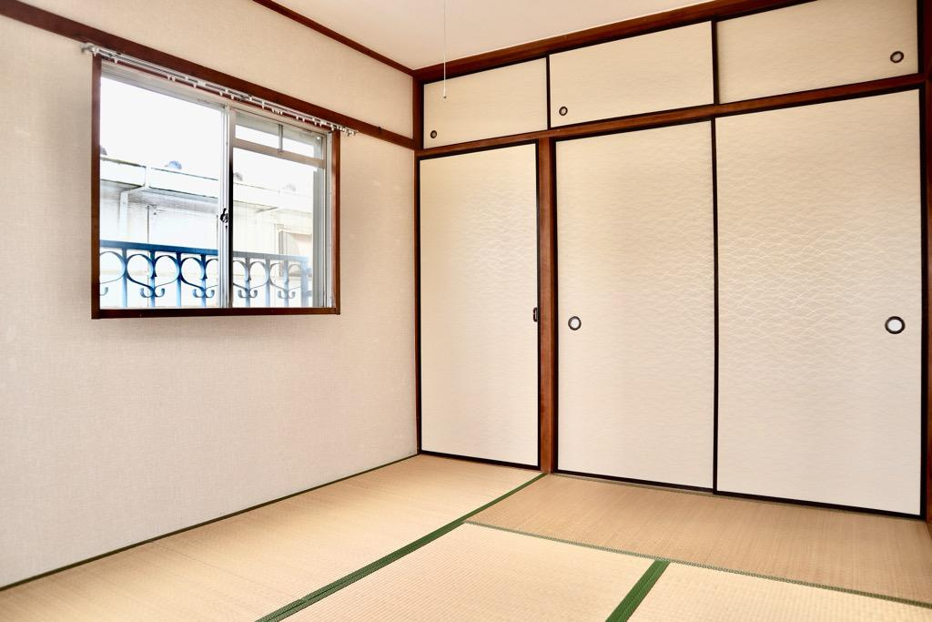 北側6畳和室。2面採光で通風良好。