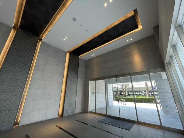 天井高のある開放的なエントランスです。間接照明が空間全体をやさしく照らし、高級感のある雰囲気を演出しています。外部からの視線も適度に遮られており、プライバシーにも配慮された安心感のある共用部です。