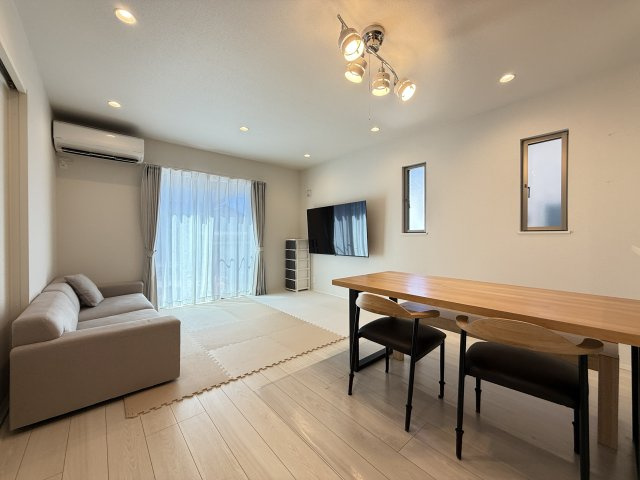 広々としたリビングは大きな窓からたっぷりと光が差し込み明るく開放的な空間です。ダイニングとリビングをゆったり配置でき家族団らんや来客時も快適。シンプルで落ち着いた内装がさまざまなインテリアに調和します