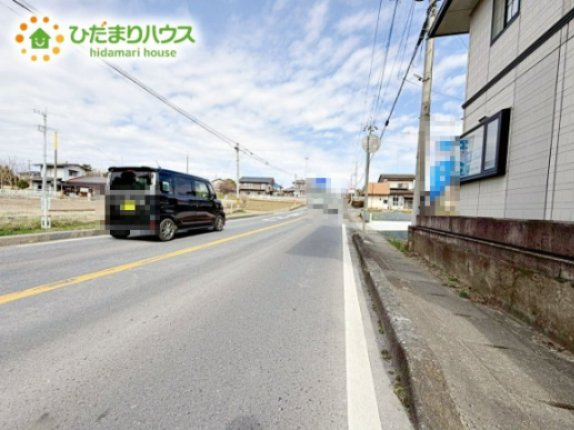 閑静な住宅地なので、幹線道路や大通りに面していないので大型車が通ることが少なく静かです。