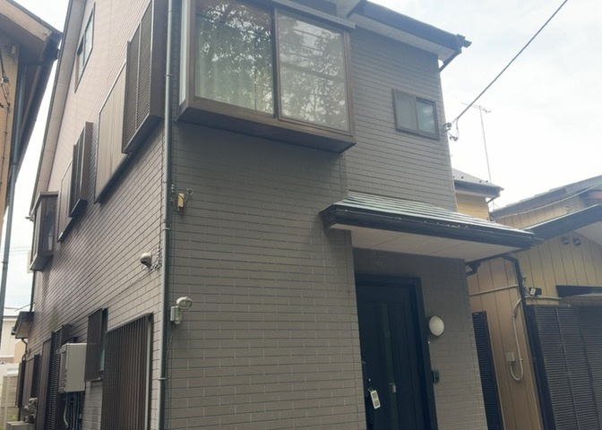 バルコニーは、室外の専用スペースのうち、「屋根がなく開放された空間」であるものを指します。ベランダより広いタイプのものが多く、日当たりもよいため家庭菜園などを楽しみたい人にとって適した環境となります。