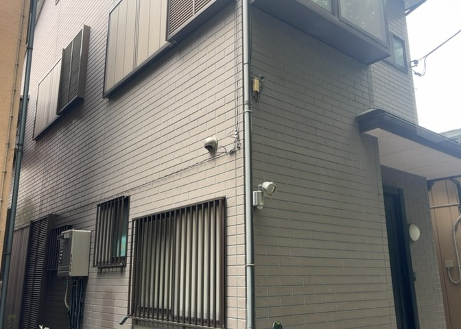 木造住宅とは土台、壁、柱など建築物の強度を支える構造体の材に木が使用されている構造を指します。構造体は建物の自重を支えるだけではなく風圧や水圧、積裁荷重などあらゆる衝撃に耐えるための基礎です。