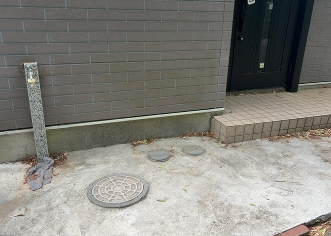 建物の基礎工事の方法は、主流となっているベタ基礎（防湿基礎）と布基礎の2種類に分類され、床下の通気性や耐久性などに違いがあります。建物の基礎部分の構造や付帯設備など詳細については現地でご確認ください。