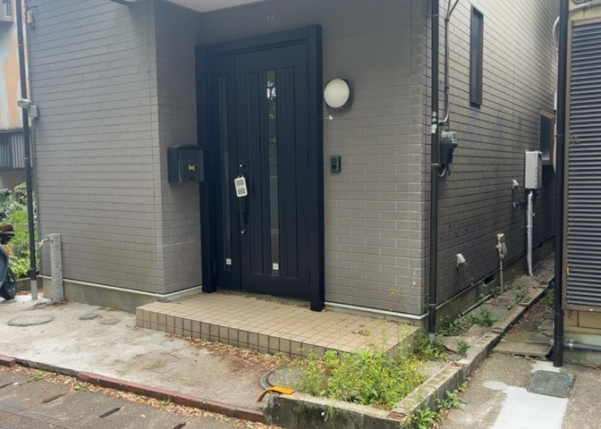 玄関ポーチにおいて最も重視すべきと言っても良いのが広さです。適切な広さの玄関ポーチでないと外見的なバランスは崩れてしまいますし、何より使いにくくなってしまいますので、現地で実際に下見をしてみましょう！