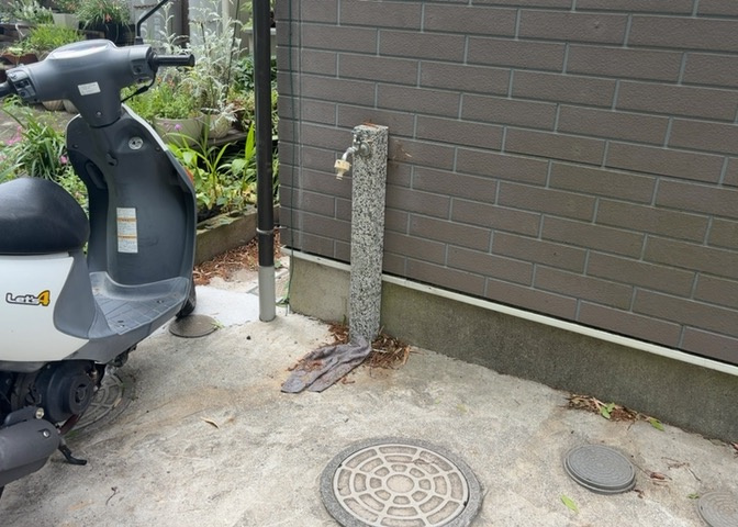 敷地内に散水栓や立水栓があると便利です。水道水を直接利用できるため、水を運ぶ手間を省くことが出来ます。大量の水を必要とする洗車作業や清掃などに役立ちます。その他設備とあわせて、現地でご確認ください。